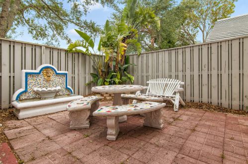 22 Governors Ct, West Palm Beach FL  33418-7159 exterior