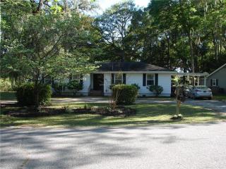 25 Oakwood Dr, Beaufort, SC 29907-2009