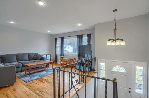 21 Woodlake Dr, Thiells, NY 10984-1306