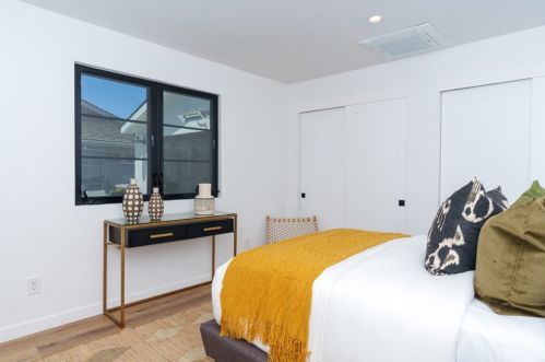 1712 Tradewinds Ln, Newport Beach CA  92660-4312 exterior