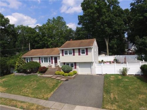 8 Foxwood Ave, Airmont, NY 10901-7635