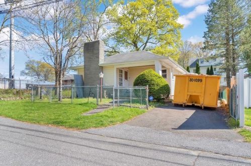 110 Kingsbury Rd, Bridgeport, CT 06610-1923