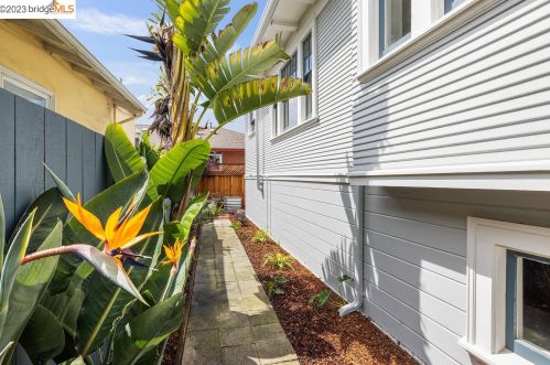 409 45th St, Oakland CA  94609-2124 exterior