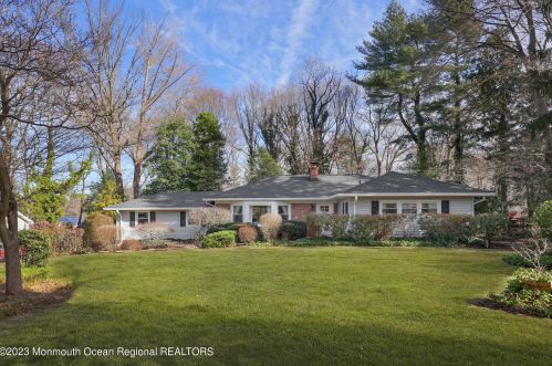 18 Holly Ct, Middletown, NJ 07748-3321