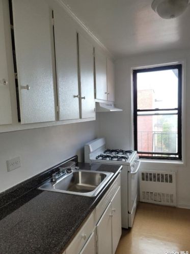 1040 Neilson St, Far Rockaway, NY 11691-5047
