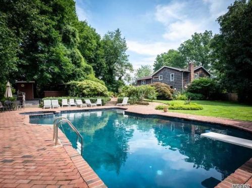 2 Stream Ct, Great Neck, NY 11023-1017
