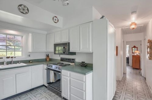 3 Hemlock Dr, Mahopac NY  10541-5357 exterior