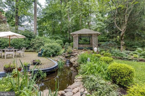 4 Bradford Ter, Newtown Square, PA 19073-1903