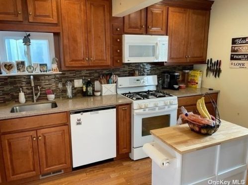 406 Old Farmingdale Rd, Babylon NY  11704-6424 exterior