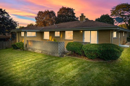 5433 Andover Rd, Milwaukee, WI 53219-2260