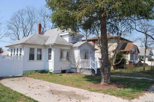 32 Burchell Blvd, Bayshore, NY 11706-7221