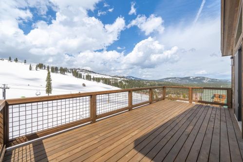 13701 Ski Slope Way, Truckee CA  96161-6605 exterior