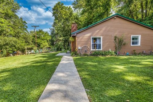 237 Magill Rd, Zelienople PA  16063-3015 exterior