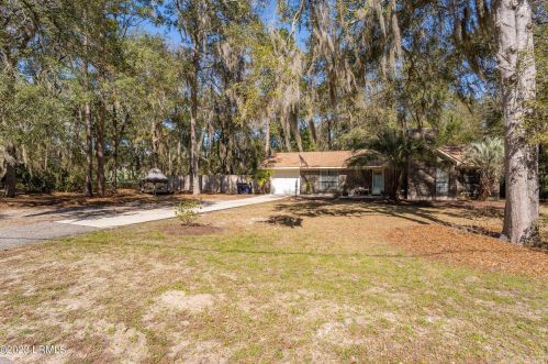 7 Woodbine Dr, Beaufort, SC 29907-1427