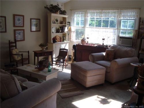 21 Oxford St, Bethel, CT 06801-2216