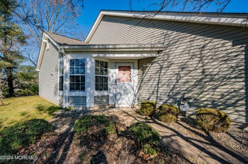 52 Perri Rd, East Freehold NJ  07728-4140 exterior