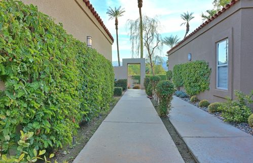 84 Lake Shore Dr, Rancho Mirage CA  92270-4054 exterior