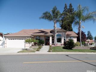 2325 Rivergate Dr, Riverbank, CA 95367-2143