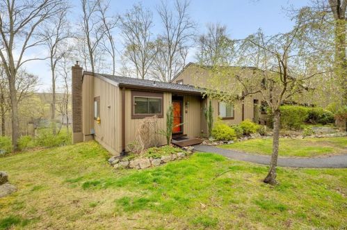 4 Winterberry Ln, Woodbury, CT 06798-3207