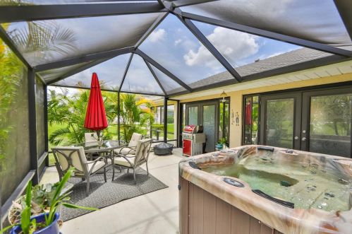 720 Plumbrook Rd, Ruskin, FL 33573-6417