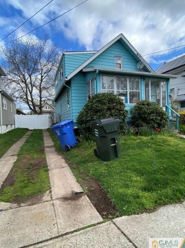 18 Lillian Ter, Woodbridge, NJ 07095-3322