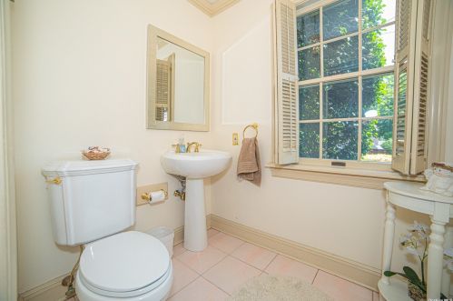 120 Lakeside Dr, Oakdale NY  11769-2250 exterior