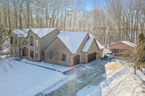 2464 Wildwood Dr, Green Bay, WI 54302-4334