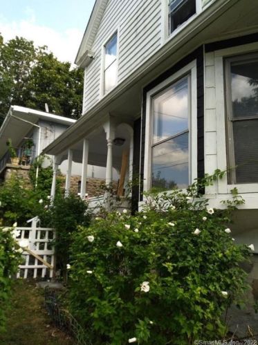 18 Simsbury St, Waterbury CT  06704-2719 exterior