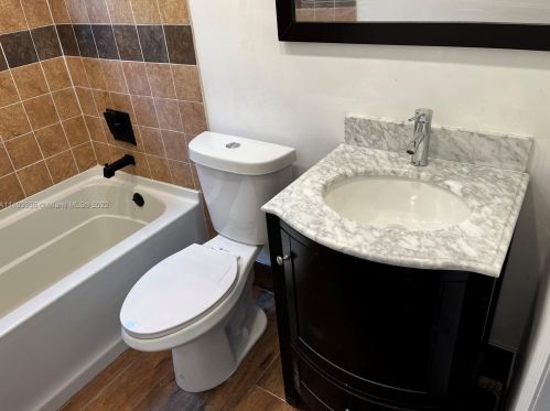 7020 27th Ct, Hollywood FL  33023-3706 exterior