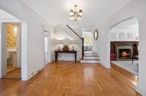 1334 Roosevelt Ave, New Rochelle, NY 10803-3606