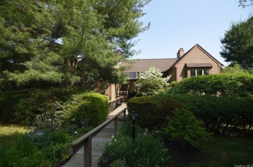 1210 Eagle Bay Dr, Crotonville NY  10562-2355 exterior