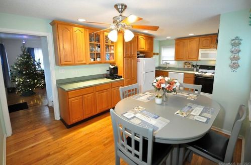 16 Oval Ln, Manchester CT  06040-4712 exterior