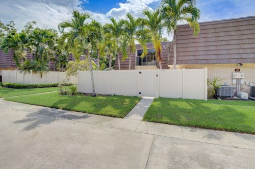 7720 77th Way, West Palm Beach, FL 33407-6739