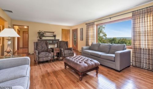 224 Gates Ave, Gillette, NJ 07933-1710