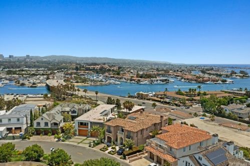 104 Kings Pl, Newport Beach, CA 92663-5703