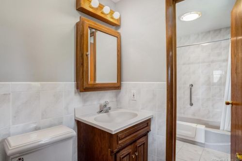 27 Welch Rd, North Haven CT  06473-2844 exterior