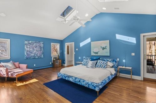 57 Midrocks Dr, Norwalk CT 06851-1626 exterior