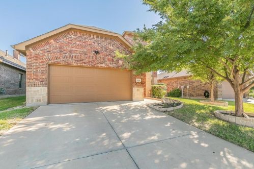 2917 Maple Creek Dr, Fort Worth, TX 76177-2167
