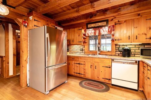 63 Red Oak Hill Rd, Farmington CT  06032-2201 exterior