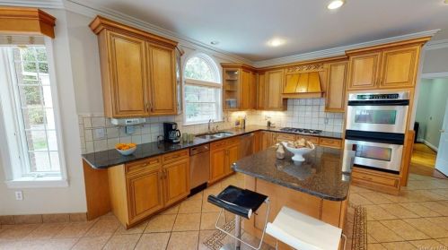 5 Amanda Ct, White Plains NY  10607-2418 exterior