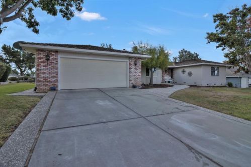820 Lanini Dr, Hollister, CA 95023-6427