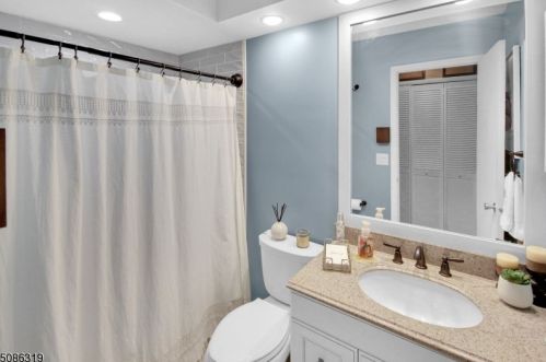 2 Meadowview Dr, Annandale NJ  08801-1516 exterior