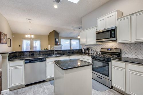 1808 Newton Dr, Lewisville TX  75028-7318 exterior