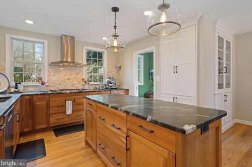 6935 Chestnut Ave, Falls Church, VA 22042-1951