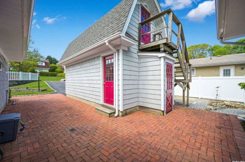 3 Bowman Ln, San Remo NY  11754-2006 exterior