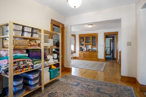 2953 Murray Ave, Milwaukee, WI 53211-3202