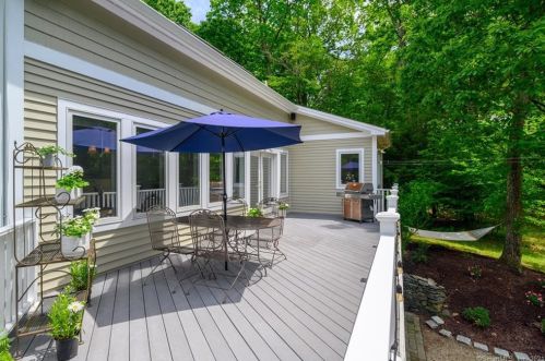 9 New Brg Rd, Brookfield Center CT  06804 exterior