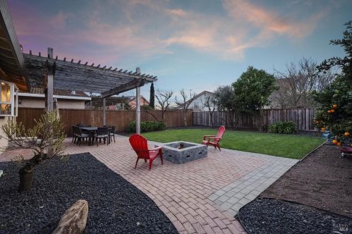 1056 Esparto Ct, Windsor CA  95492-7807 exterior