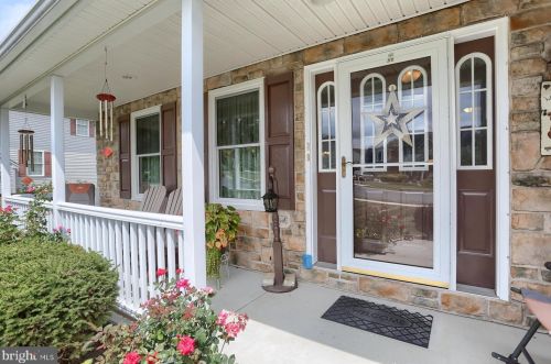 135 Westgate Dr, Mount Holly Springs, PA 17065-2010