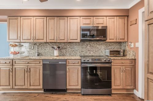 6 Stuart Ct, Huntington Station NY  11746-4237 exterior